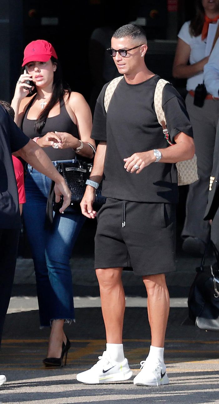 Ronaldo và bạn gái cùng đeo nhẫn kim cương. Ảnh: Splash