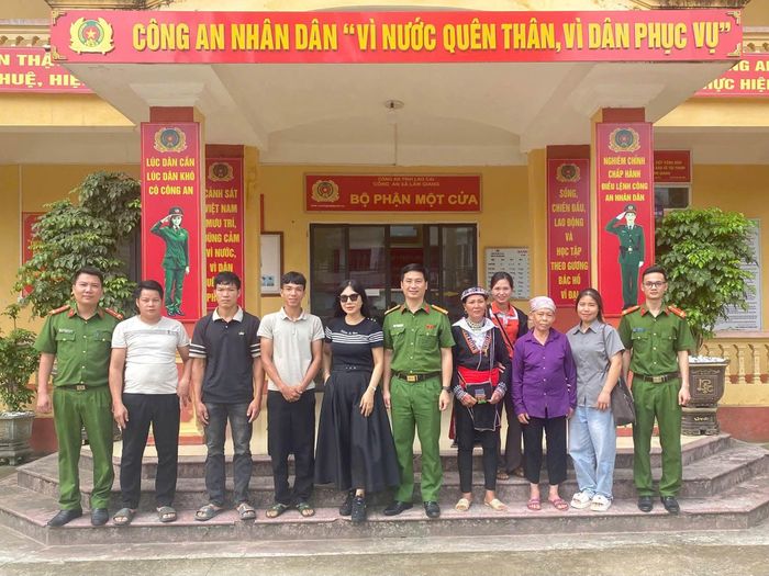 Công an xã Lâm Giang tổ chức cho bà Triệu Thị Chíp gặp lại người thân. Ảnh: CACC.