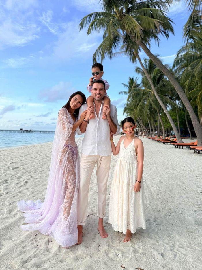 Hà Anh cùng chồng và hai con trong chuyến nghỉ dưỡng tại Maldives. (Ảnh: FBNV)