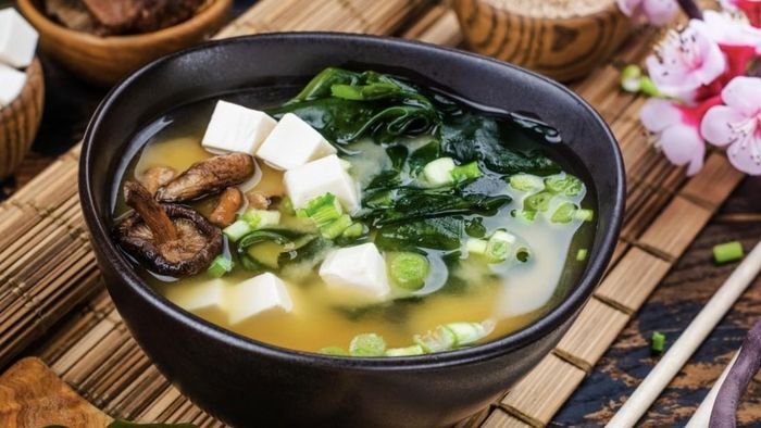 Khi nấu canh rong biển, bạn cần sơ chế kỹ và chọn nguyên liệu nấu cùng sao cho phù hợp. Ảnh minh họa
