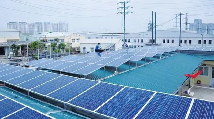 Hệ thống điện mặt trời tại phường Yên Nghĩa, Hà Nội. Ảnh: EVN.