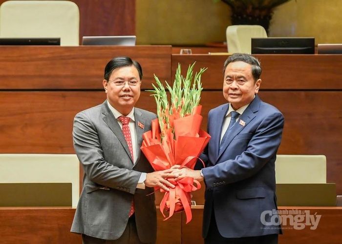 Chủ tịch Quốc hội Trần Thanh Mẫn tặng hoa chúc mừng tân Bộ trưởng Bộ Nội vụ Nguyễn Tiến Hải - Ảnh: VGP/Nhật Bắc.