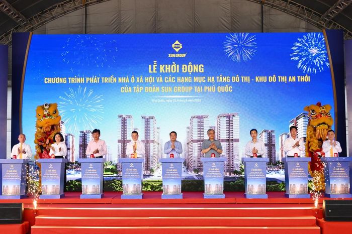Các đại biểu thực hiện nghi thức khởi động dự án. Ảnh: Sun Group