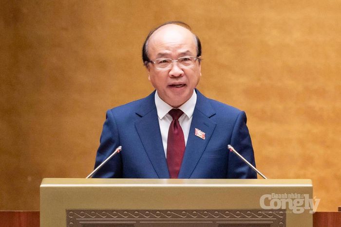Chủ nhiệm Ủy ban Pháp luật và Tư pháp của Quốc hội Phan Chí Hiếu trình bày Báo cáo thẩm tra về dự án Luật Phổ biến, giáo dục pháp luật (sửa đổi). Ảnh: Đại biểu Nhân dân