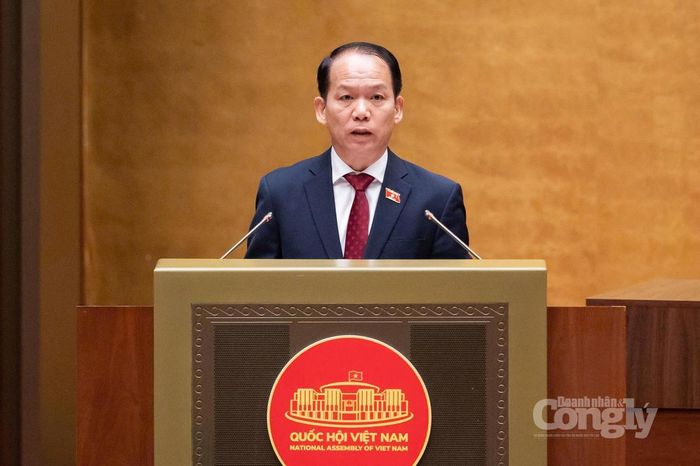 Bộ trưởng Bộ Tư pháp Hoàng Thanh Tùng trình bày Tờ trình dự án Luật Phổ biến, giáo dục pháp luật (sửa đổi). Ảnh: Đại biểu Nhân dân