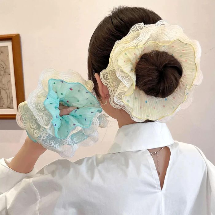 Scrunchie có phần bèo nhún tạo hiệu ứng khiến mái tóc trông dày và bồng bềnh hơn