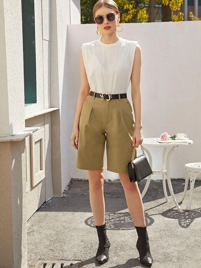 Nếu yêu thích phong cách hiện đại, quần short lửng có thể kết hợp cùng áo hai dây, áo ba lỗ hoặc áo thun ôm nhẹ