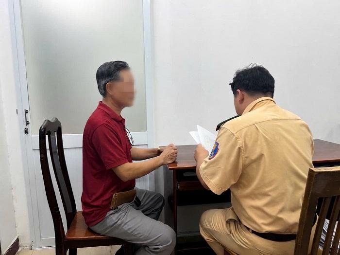 Tài xế làm việc với CSGT.