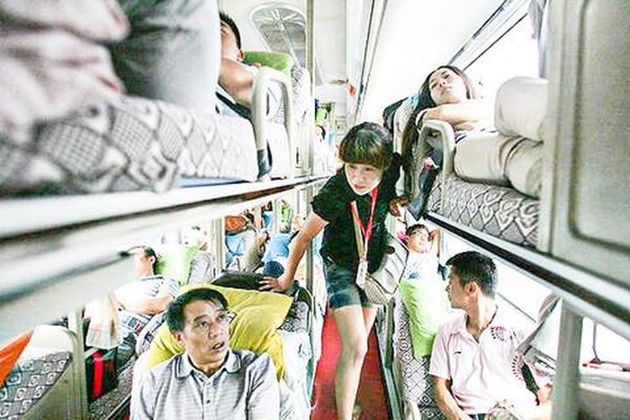 Nhân viên nhà xe giải thích các quy định an toàn cho hành khách đi xe giường nằm ở Trung Quốc năm 2012. Ảnh tư liệu: China Daily
