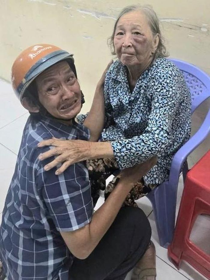 Người thân xúc động khi tìm được cụ Võ Thị Hoàng