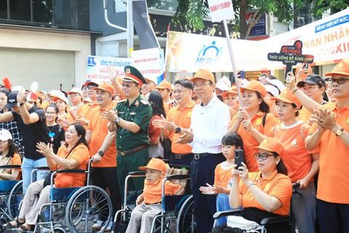 Các lãnh đạo cùng đi bộ với nạn nhân ảnh hưởng bởi chất độc da cam