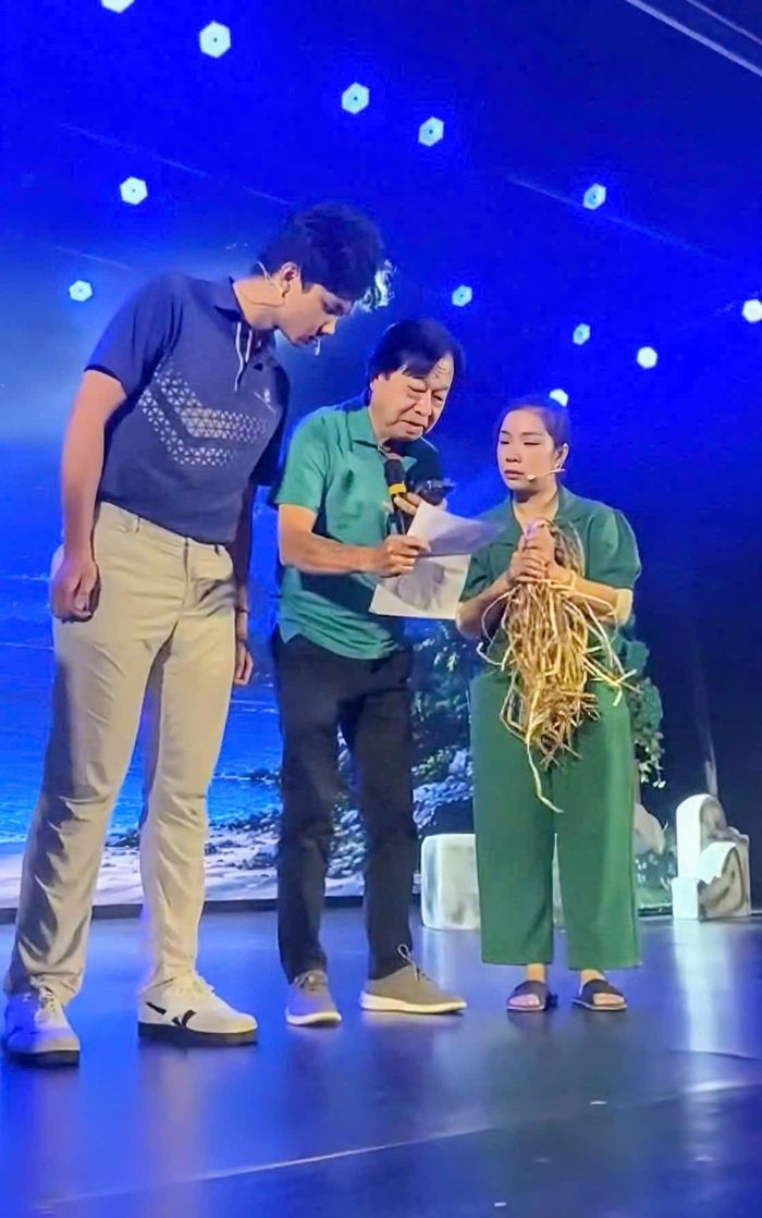 NSND Trần Ngọc Giàu đồng hành cùng vở diễn trong vai trò cố vấn nghệ thuật, góp phần hoàn thiện chất lượng chuyên môn trước khi công diễn (Ảnh: Sân khấu kịch Cầu Vồng)