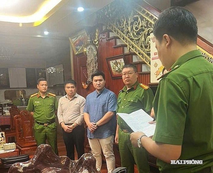Cơ quan điều tra thực hiện khám xét nơi ở của bị can. (Nguồn Báo Hải Phòng).
