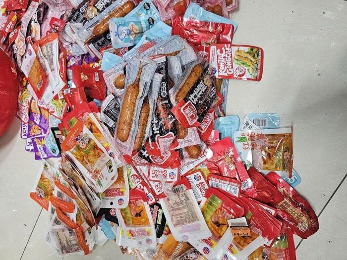  Yêu cầu tiêu hủy 80 mặt hàng gồm xúc xích và nhiều loại thực phẩm ăn liền đóng gói không rõ nguồn gốc, xuất xứ, không có tem nhãn phụ bằng tiếng Việt theo quy định. Ảnh nguồn CA tỉnh Hưng Yên 