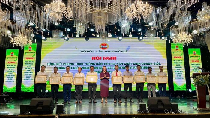 Tại hội nghị, nhiều tập thể và cá nhân có thành tích xuất sắc trong thực hiện phong trào giai đoạn 2021 – 2026 đã được biểu dương, khen thưởng.
