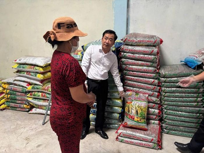 Đoàn giám sát trực tiếp kiểm tra thực tế tại một số cơ sở kinh doanh vật tư nông nghiệp và các hộ sản xuất trên địa bàn xã Vĩnh Hòa.