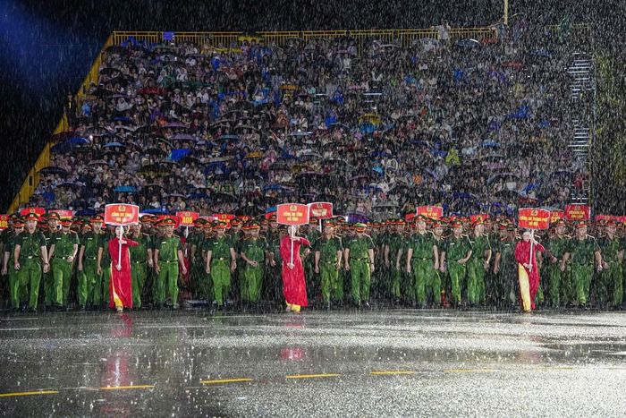 Tưởng chừng là bất lợi, cơn mưa lớn càng tôn thêm tinh thần thép và ý chí rèn luyện của lực lượng Công an nhân dân trong lễ khai mạc hội thao.