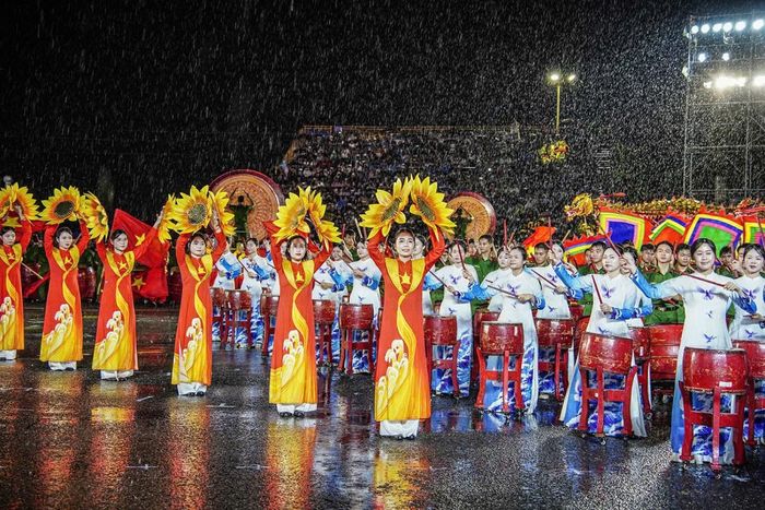 Tiết mục biểu diễn quân nhạc kết hợp múa súng, múa cờ của Đoàn Nghi lễ Công an nhân dân mở màn lễ khai mạc với khí thế trang nghiêm, hùng tráng.
