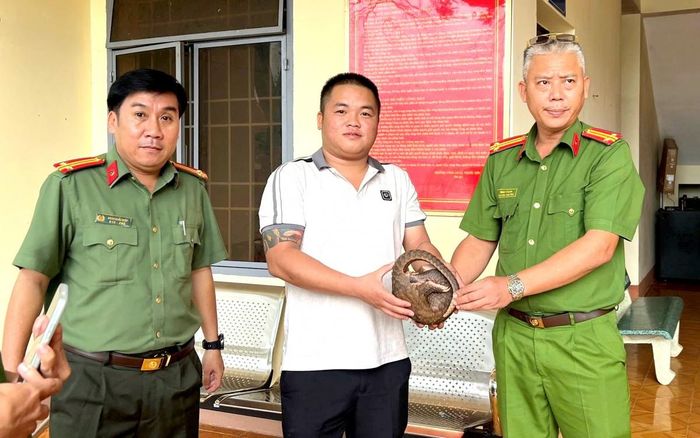 Người dân xã Phước Sơn tự nguyện giao nộp cá thể tê tê Java quý hiếm cho Công an xã. Ảnh: Công an TP. Đồng Nai.