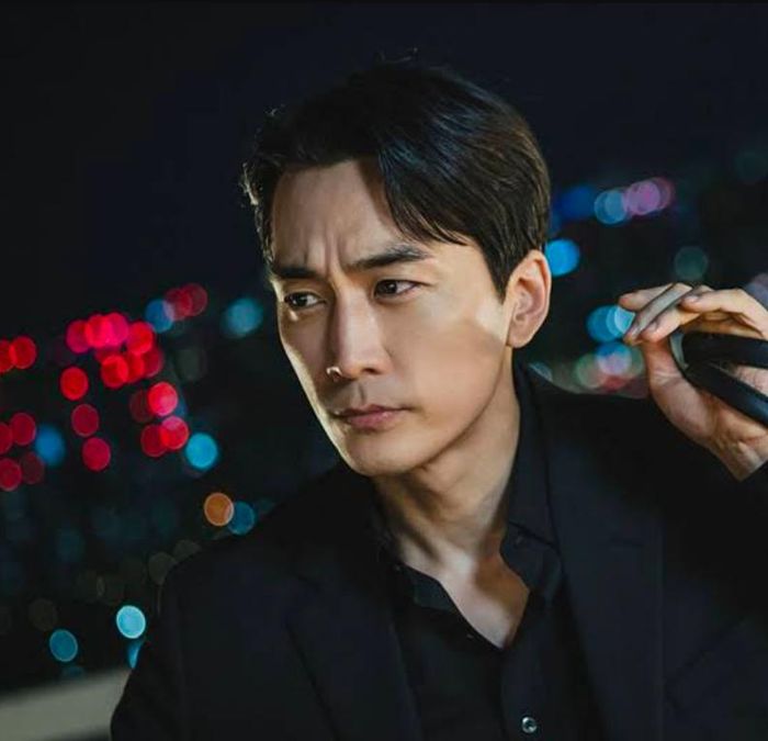 Song Seung Heon tích cực hoạt động nghệ thuật, nhưng vẫn độc thân, sống kín tiếng.
