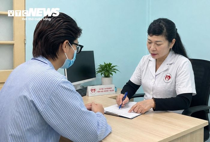 Bác sĩ Thu tư vấn sức khỏe cho người gặp rối loạn tâm thần. (Ảnh: NL)