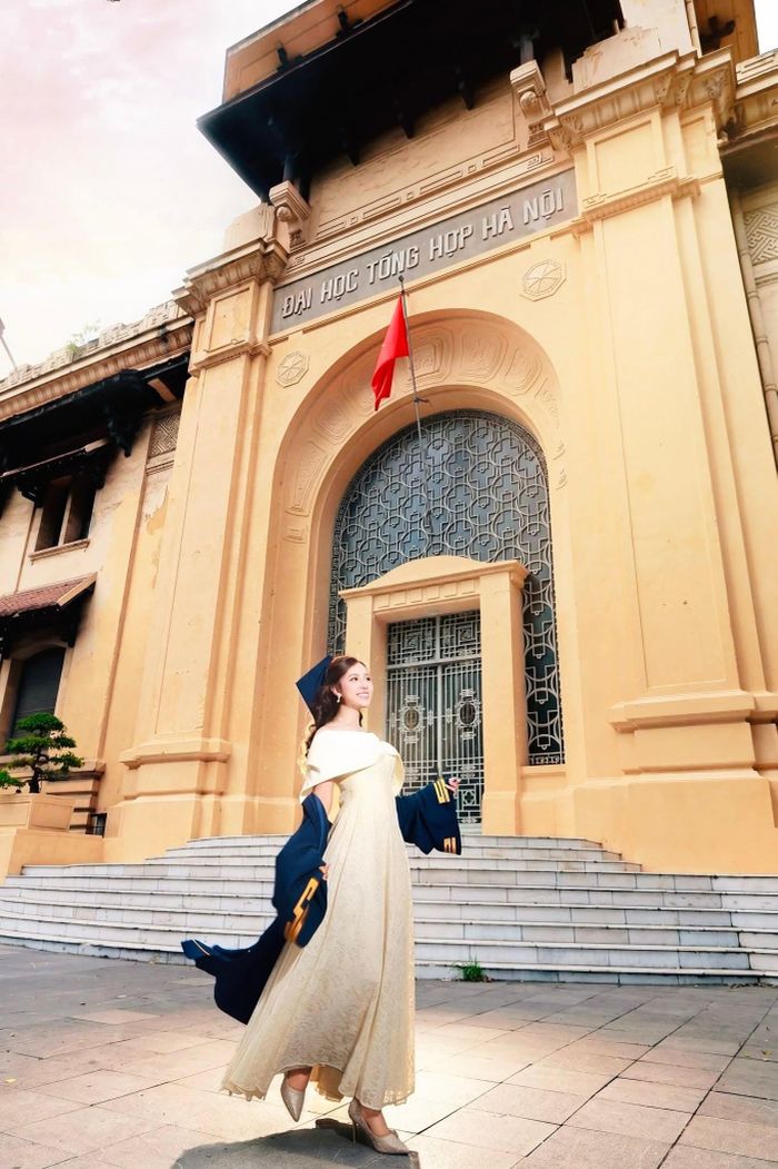 Thay vì để những hoài nghi trở thành áp lực, Lan Anh lựa chọn trả lời bằng hành động. Ngay từ năm nhất, cô ứng cử làm cán bộ lớp, tích cực tham gia các hoạt động Đoàn - Hội, câu lạc bộ và các dự án thực tế nhằm tích lũy kinh nghiệm, rèn luyện kỹ năng. Song song với đó, nữ sinh xây dựng phương pháp học tập phù hợp. Cô tập trung tiếp thu kiến thức ngay trên lớp để dành thời gian còn lại cho các hoạt động trải nghiệm và công việc chuyên môn. “Việc phân chia rõ thời gian giữa học tập và hoạt động giúp em vừa duy trì kết quả học tập, vừa phát triển kỹ năng mềm và kinh nghiệm thực tiễn”, Lan Anh chia sẻ.
