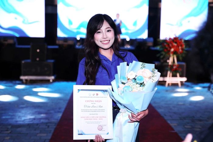 Ngoài ra, nữ sinh giành giải Nhì cuộc thi “Khởi nghiệp trong nền kinh tế sáng tạo”, giải Nhất cuộc thi “Trình diễn di sản” trong khuôn khổ Giải chạy Standard Chartered Marathon Di sản Hà Nội 2024, giải Khuyến khích cuộc thi “Sân khấu hóa bảo vệ môi trường” của Đại học Quốc gia Hà Nội.