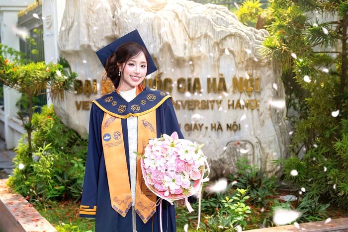 Ngay từ khi còn học tại Trường THPT A Phủ Lý, Lan Anh đã yêu thích báo chí, truyền thông thông qua các câu lạc bộ và công việc quản trị fanpage của trường. Vì vậy, khi đăng ký xét tuyển đại học năm 2022, cô định hướng theo đuổi ngành báo chí, đăng ký nguyện vọng 1 ngành Báo chí vào Học viện Báo chí và Tuyên truyền.