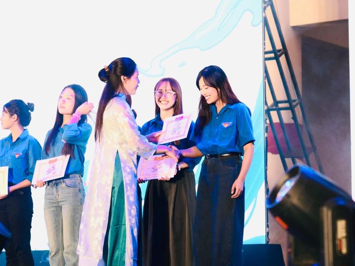 Theo cô, lĩnh vực công nghiệp văn hóa đòi hỏi sự kết hợp giữa kiến thức về văn hóa, nghệ thuật, truyền thông, quản lý và kinh doanh để tạo nên những sản phẩm, dự án có giá trị. “Em rèn luyện cho mình bản lĩnh dám dấn thân, tinh thần cống hiến và không ngừng sáng tạo. Em mong muốn mang tư duy đổi mới cùng niềm cảm hứng với nghệ thuật vào những dự án mình tham gia”, Lan Anh nói.