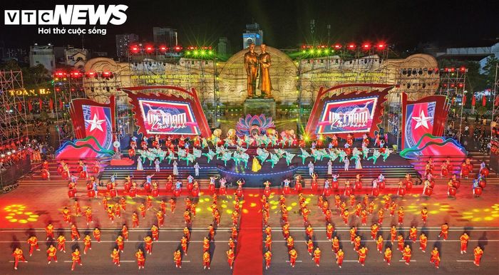 “Di sản chỉ thực sự sống khi được trao truyền. Văn hóa chỉ thực sự lan tỏa khi được kết nối. Và truyền thống chỉ thực sự trường tồn khi được thế hệ hôm nay tiếp tục làm mới bằng tinh thần sáng tạo và trách nhiệm”, ông Phạm Anh Tuấn chia sẻ