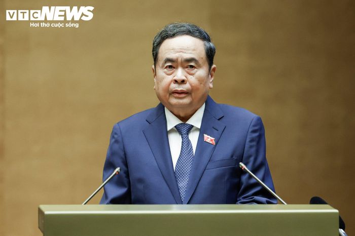 Phát biểu khai mạc kỳ họp, Chủ tịch Quốc hội Trần Thanh Mẫn cho biết, Quốc hội khóa XVI khai mạc Kỳ họp không thường lệ thứ nhất để xem xét, cho ý kiến, quyết định nhiều nội dung quan trọng, cấp bách, đáp ứng yêu cầu thực tiễn, vì sự phát triển nhanh, bền vững của đất nước. Kỳ họp diễn ra trong bối cảnh cả nước vừa sơ kết 1 năm đánh giá toàn diện, khách quan kết quả sắp xếp đơn vị hành chính các cấp và vận hành chính quyền địa phương 2 cấp; cả nước đang nỗ lực, quyết tâm thực hiện mục tiêu tăng trưởng 2 con số trong năm 2026 và những năm tiếp theo.