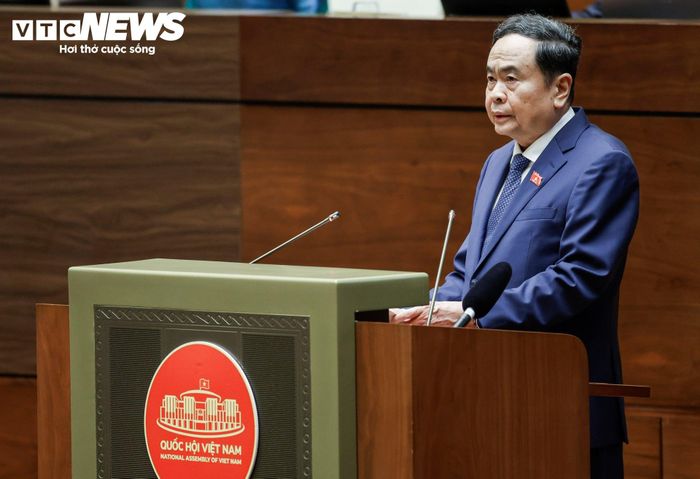 “Với nhiệm vụ trọng tâm là công tác lập pháp và quyết định những vấn đề quan trọng của đất nước mà thực tiễn đòi hỏi, kỳ họp thể hiện quyết tâm chính trị, tinh thần chủ động, hành động quyết liệt, thực chất của Quốc hội, Chính phủ, các cơ quan trong việc thể chế và thực thi ngay các chủ trương của Đảng, đáp ứng yêu cầu, nguyện vọng của người dân, doanh nghiệp, không chậm trễ, không để lỡ thời cơ phát triển của đất nước”, Chủ tịch Quốc hội nhấn mạnh.