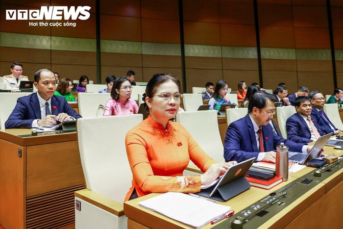 Các vấn đề quan trọng được Quốc hội xem xét, quyết định gồm: Công tác nhân sự thuộc thẩm quyền; chủ trương đầu tư Dự án đầu tư xây dựng đường Vành đai 5 - Vùng Thủ đô Hà Nội; điều chỉnh chủ trương đầu tư Dự án đầu tư xây dựng tuyến đường sắt Lào Cai - Hà Nội - Hải Phòng; thành lập TP Quảng Ninh; thành lập TP Bắc Ninh; một số nội dung liên quan đến Dự án Nhà máy điện hạt nhân Ninh Thuận; việc tích hợp 4 chương trình mục tiêu quốc gia thành một Chương trình mục tiêu quốc gia.