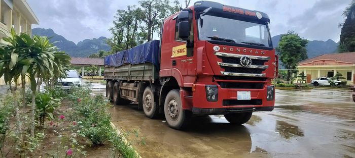Chiếc xe 2 người Lào dùng để vận chuyển ma túy và pháo hoa nổ trái phép vào Việt Nam. (Ảnh: BPCC)