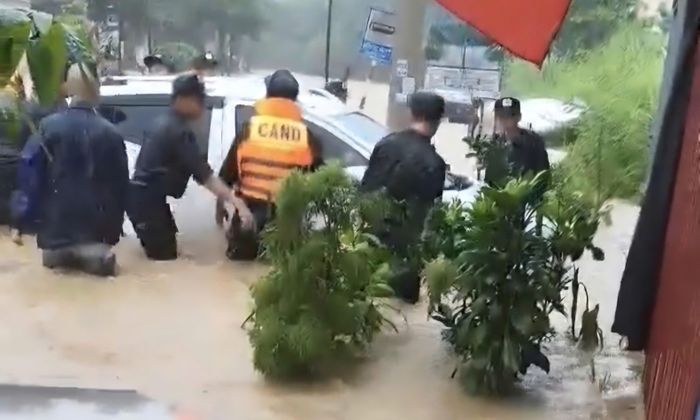 Lực lượng chức năng triển khai các phương án đảm bảo an toàn cho người dân. (Ảnh: Đỗ Thúy Hường)