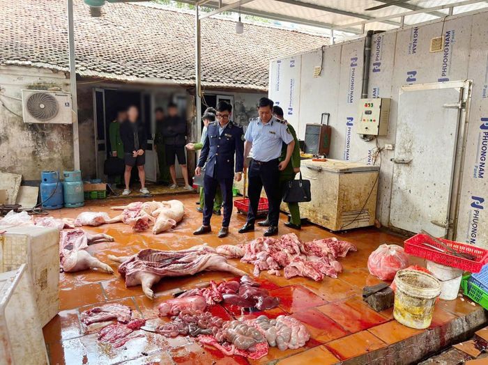 Lực lượng chức năng địa phương kiểm tra cơ sở kinh doanh của ông N.T.K tại tổ dân phố Lỗ Xá, phường Mỹ Hào, tỉnh Hưng Yên. (Ảnh: Cục Quản lý và Phát triển thị trường trong nước)