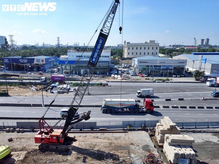 Ghi nhận của PV Báo Điện tử VTC News những ngày đầu tháng 8 cho thấy, sau hơn một năm triển khai giai đoạn 3, công trường nút giao Mỹ Thủy vẫn còn nhiều hạng mục thi công dang dở. Các đơn vị thi công vẫn duy trì triển khai nhiều đầu việc nhưng số lượng công nhân trên công trường khá thưa thớt, dù một số hạng mục đã có chuyển biến tích cực.