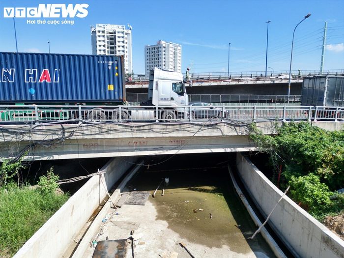 Đối với tuyến đường gom số 2, kéo dài từ khu vực phà Cát Lái, đi dưới dạ cầu Kỳ Hà 3, tiếp tục qua các cầu Mỹ Thủy 1, Mỹ Thủy 2, Mỹ Thủy 3 đến khu vực cầu Kỳ Hà 2, nhà thầu đã hoàn thiện các hạng mục cơ bản và đang chờ thảm nhựa mặt đường.