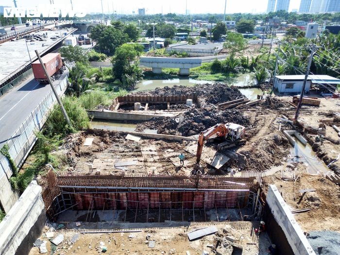 Theo kế hoạch trước đây, toàn bộ công trình dự kiến hoàn thành vào dịp 30/4/2026. Tuy nhiên, do gặp khó khăn trong công tác bồi thường, giải phóng mặt bằng, TP.HCM đã điều chỉnh thời gian thực hiện dự án sang quý III/2026.