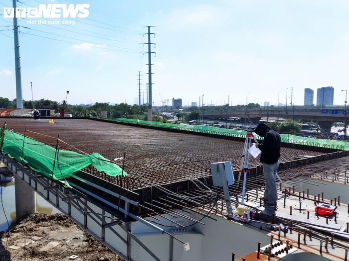 Trong khi đó, hạng mục cầu vượt trên đường Vành đai 2 - nhánh phải mới hoàn thành kết cấu nhịp từ trụ T4 đến mố M2. Trên công trường, các đơn vị đang lắp dựng và đan cốt thép bản mặt cầu để chuẩn bị đổ bê tông - công đoạn quan trọng quyết định tiến độ hoàn thiện kết cấu nhịp cầu.