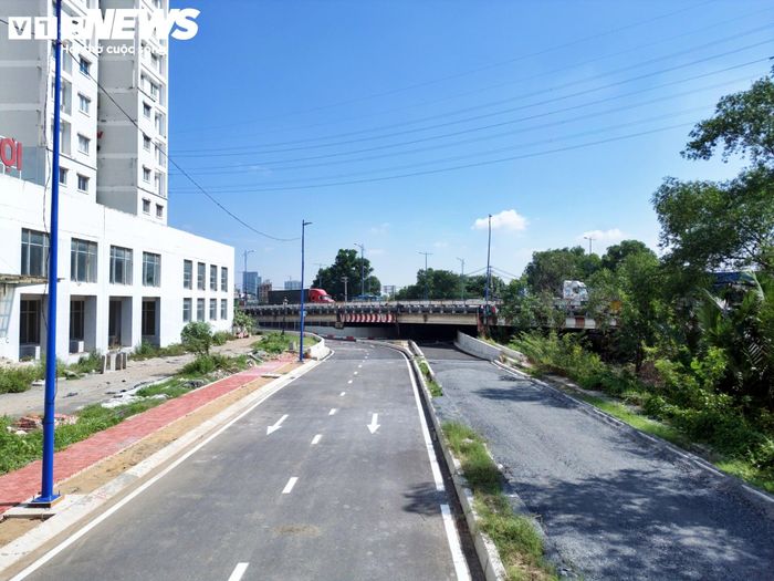 Hiện hệ thống đường gom tuyến số 3 đã được thảm nhựa. Trong khi đó, đường gom khác cũng đang được đẩy nhanh tiến độ thi công.