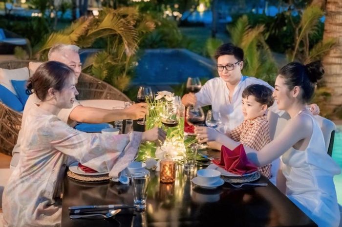 Ngoài ra, Tú Anh thường xuyên chia sẻ những hình ảnh đáng yêu của các con. Người đẹp cũng từng tâm sự, cô cảm thấy may mắn khi hành trình làm mẹ của mình luôn có sự hỗ trợ và hướng dẫn của mẹ ruột và mẹ chồng.