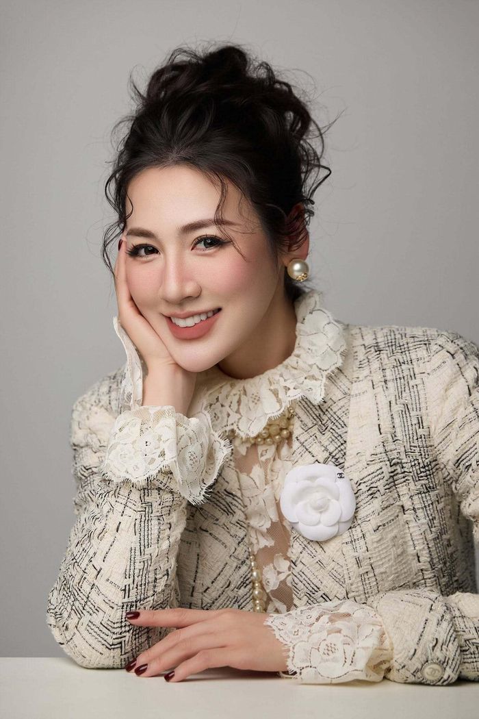Nàng hậu từng thừa nhận hôn nhân khiến cô thay đổi “180 độ” từ một người cực kỳ trẻ con vì được bố mẹ cưng chiều thành người phụ nữ của gia đình. Đôi lúc cô nghĩ mình phải cảm ơn chồng và con vì đó là những người dạy cho mình rất nhiều bài học trong cuộc sống.