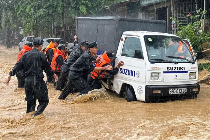 Trước diễn biến phức tạp của mưa lũ, Tiểu đoàn 4, Trung đoàn Cảnh sát cơ động số 2, Bộ Tư lệnh Cảnh sát cơ động đã huy động 60 cán bộ, chiến sĩ cùng phương tiện, trang thiết bị chuyên dụng tham gia cứu hộ, cứu nạn, hỗ trợ người dân tại các khu vực bị ảnh hưởng.