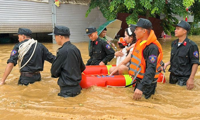 Lực lượng Cảnh sát cơ động cùng các đơn vị chức năng tiếp cận các điểm ngập nặng để hỗ trợ sơ tán người dân và hạn chế thiệt hại về tài sản.