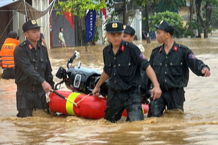 Có mặt tại hiện trường, các cán bộ, chiến sĩ phối hợp với chính quyền địa phương và các lực lượng chức năng dầm mình trong nước lũ đưa người già, trẻ nhỏ ra khỏi khu vực ngập sâu, đồng thời hỗ trợ người dân di chuyển tài sản đến nơi an toàn.
