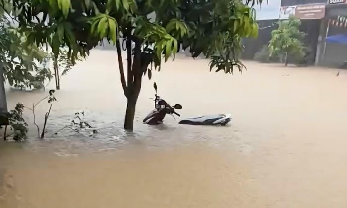 Theo dự báo, trong 6 giờ tới, trên một số khu vực của tỉnh tiếp tục có mưa với lượng mưa tích lũy phổ biến từ 10-30 mm, có nơi trên 50 mm. Cơ quan khí tượng cảnh báo nguy cơ xảy ra lũ quét trên các sông, suối nhỏ; sạt lở đất tại các sườn đồi dốc, taluy đường giao thông; sụt lún đất và ngập úng tại các vùng trũng thấp. Đặc biệt cần theo dõi sát tình hình tại các thôn, bản, tổ dân phố và những điểm có nguy cơ cao trên địa bàn các xã, phường.