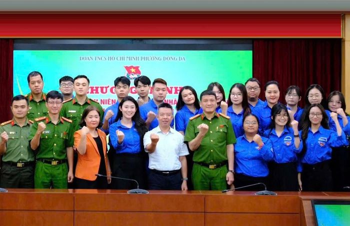 Đoàn Thanh niên Cộng sản Hồ Chí Minh phường Đống Đa ra mắt Đội Thanh niên xung kích “Vì nhân dân phục vụ” tham gia hỗ trợ các hoạt động vì cộng đồng, phối hợp tuyên truyền pháp luật trên nền tảng số. Ảnh: THANH NIÊN