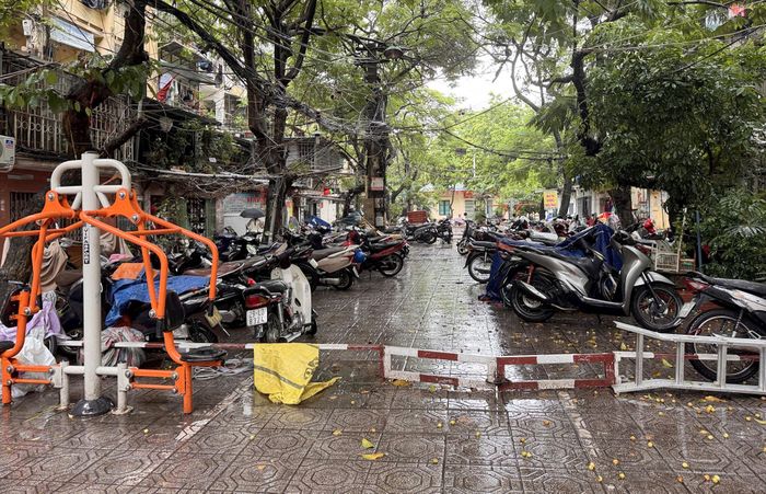 Sân chơi tại khu tập thể Thành Công bị chiếm dụng thành nơi để xe. Ảnh: NHI VÂN
