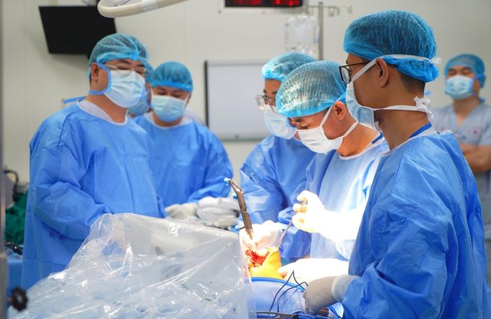 Các bác sĩ Bệnh viện E thực hiện phẫu thuật thay khớp gối nhân tạo cho bệnh nhân với sự hỗ trợ của robot CORI. Ảnh: THANH XUÂN